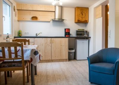 Monteurzimmer Küche mit Sitzgruppe und Sessel