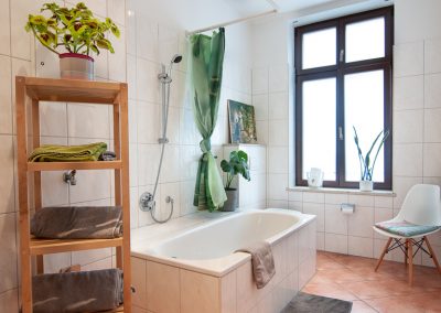 Monteurzimmer Bad mit Dusche und Handtüchern