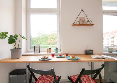 Monteurzimmer Küche mit Sitzgelegenheit und Block zum Balkon