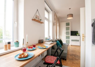 Monteurzimmer Küche mit Sitzgelegenheit und TV
