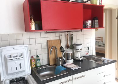 Monteurzimmer Küche mit Kochutensilien und Waschmaschine