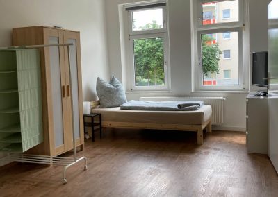 Monteurzimmer Betten mit Schrank und Fenster