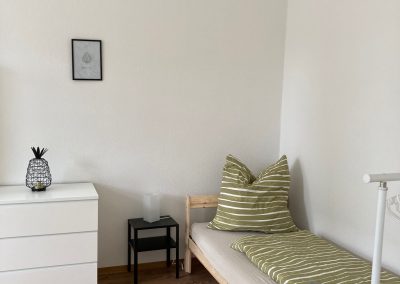 Monteurzimmer Bett mit Schrank