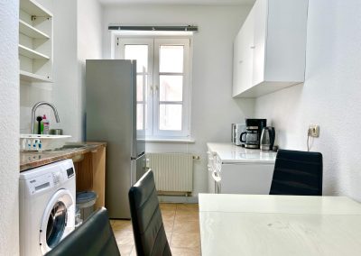 Monteurzimmer Küche mit Sitzgruppe, Waschmaschine, Herd, Kühlschrank, voll ausgestattet