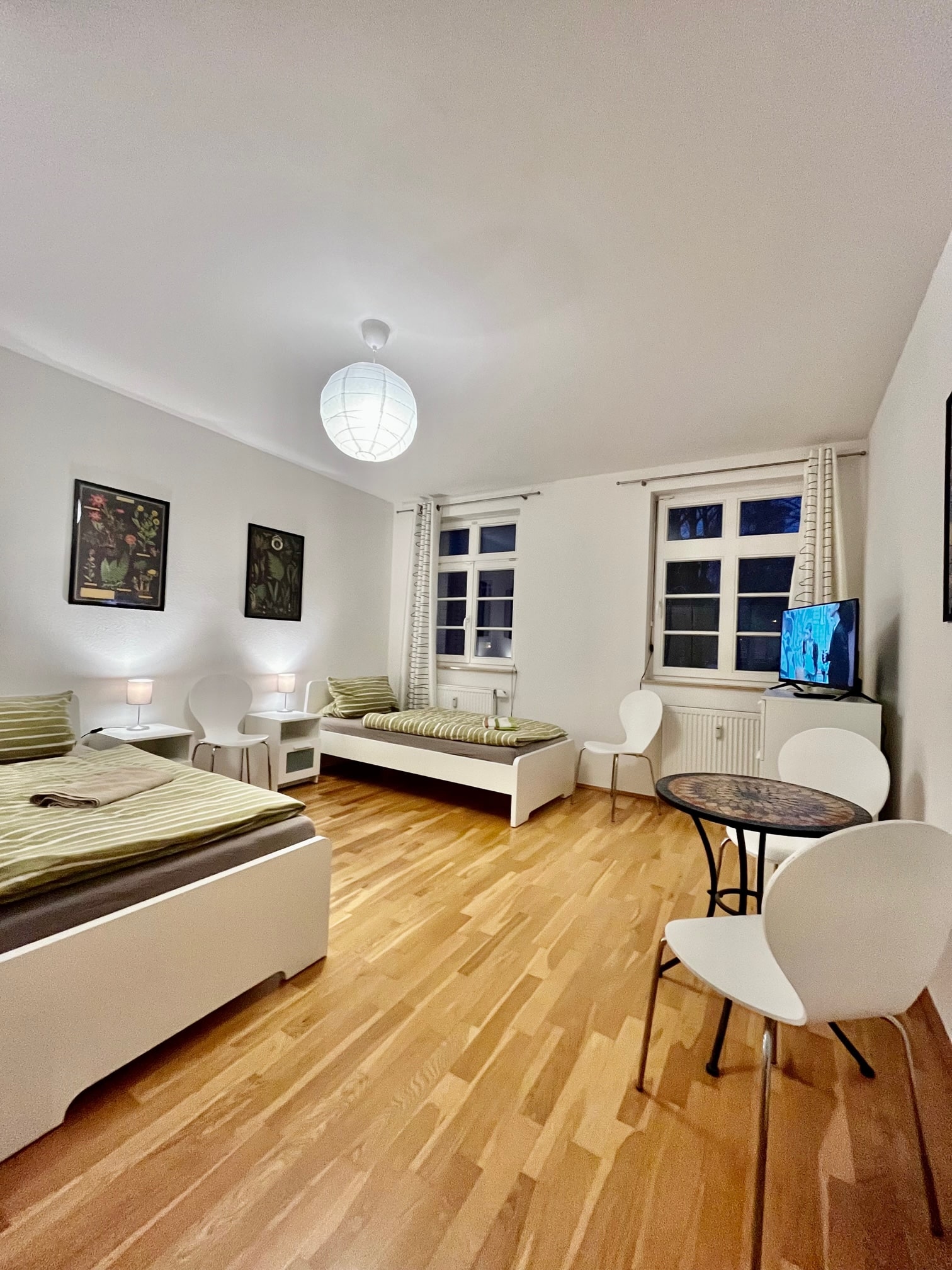 Monteurzimmer-Wohnzimmer mit TV